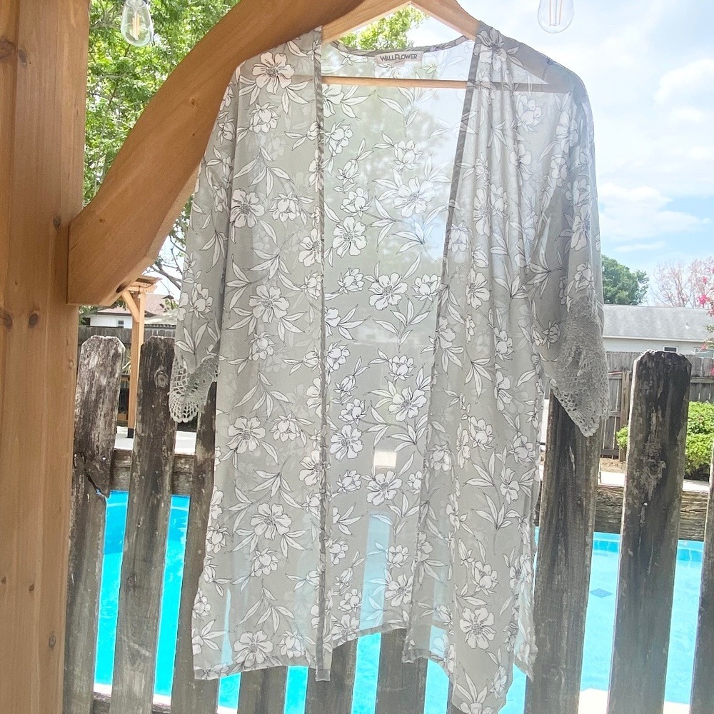 Wallflower Kimono Floral Crochet Trim Sheer, Womens M Sage Green